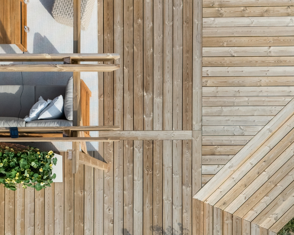 En trall av tryckimpregnerad furu som lagts i olika riktningar