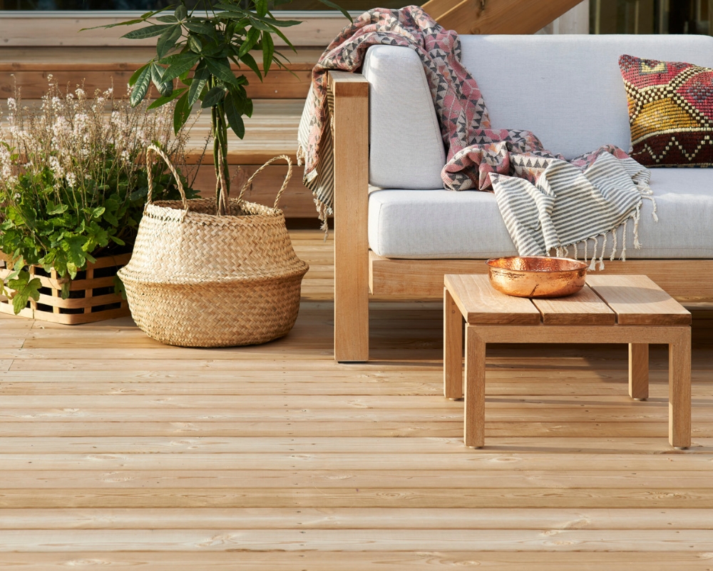 En trall med utemöbler och växter