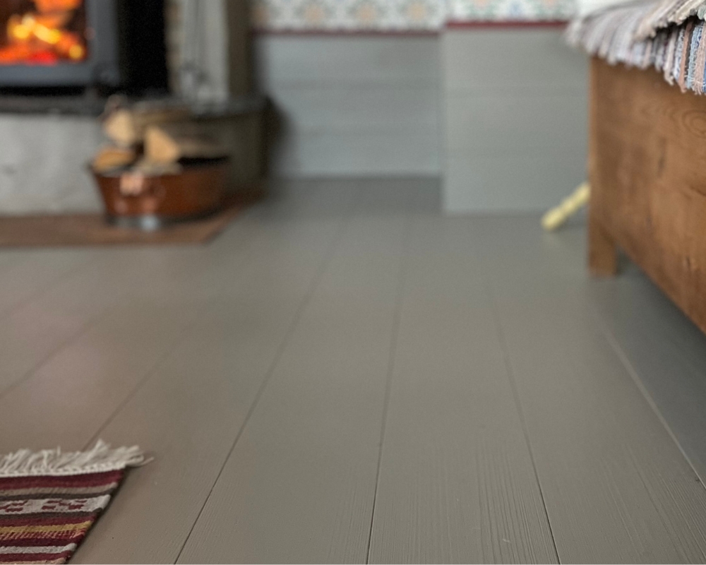 Ett gråmålat trägolv