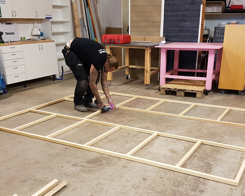 Reglar monteras ihop för att bli en skiljevägg