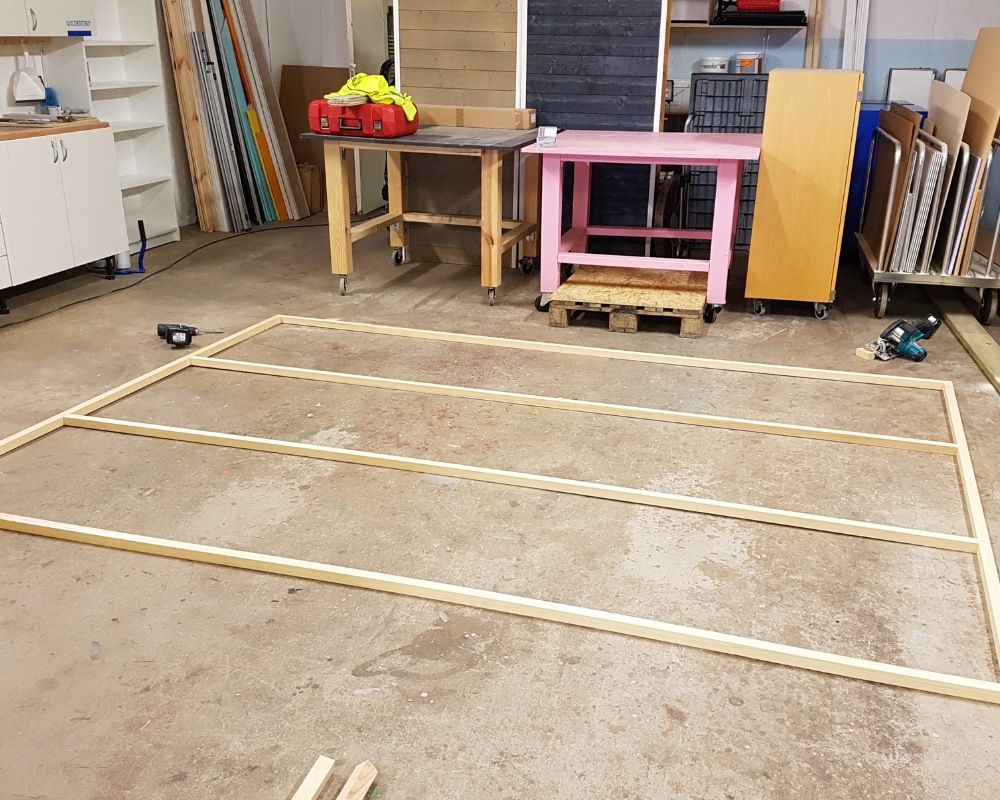 En ihop monterad ram för skiljevägg