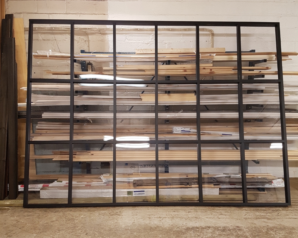 Skiljevägg i svart, med plexiglas