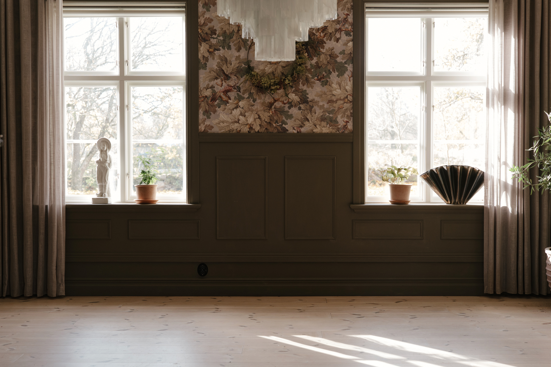 Bröstpanel med speglar, samt inredningsdetaljer som gardiner och taklampa, mm