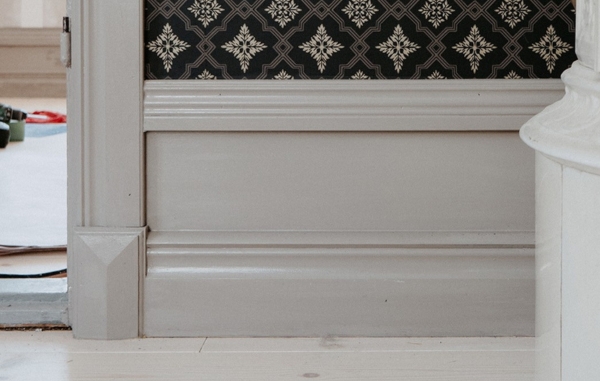 Höga lister i grå, med en golvkloss