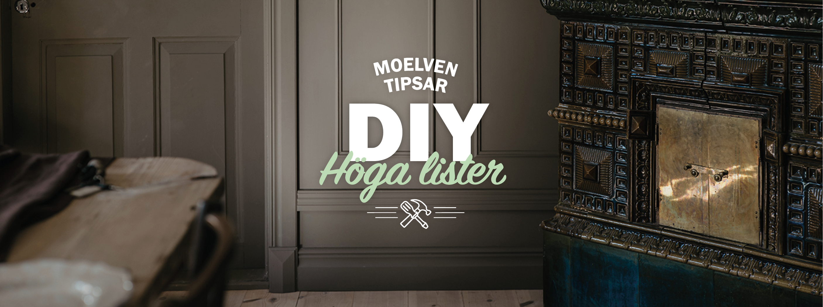 En vägg med bröstpanel med speglar av lister, en svart kakelugn och texten "Moelven tipsar DIY Höga lister"