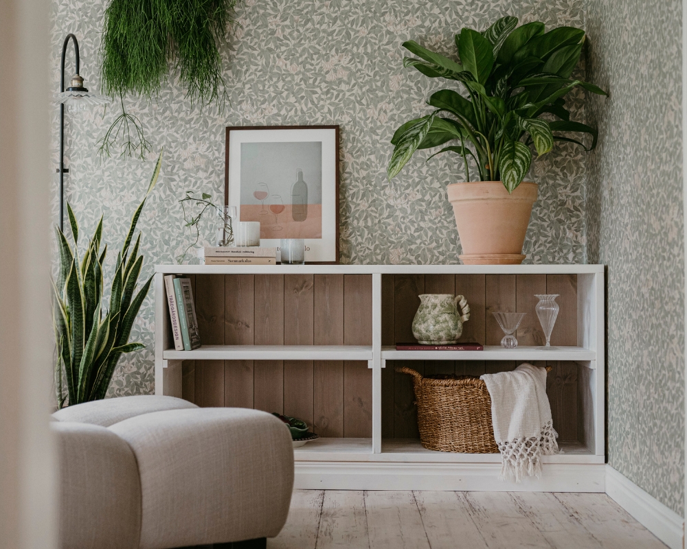 En låg trähylla med dekorationer