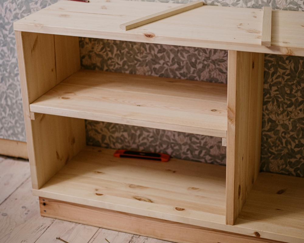 En del av en trähylla med hyllplan