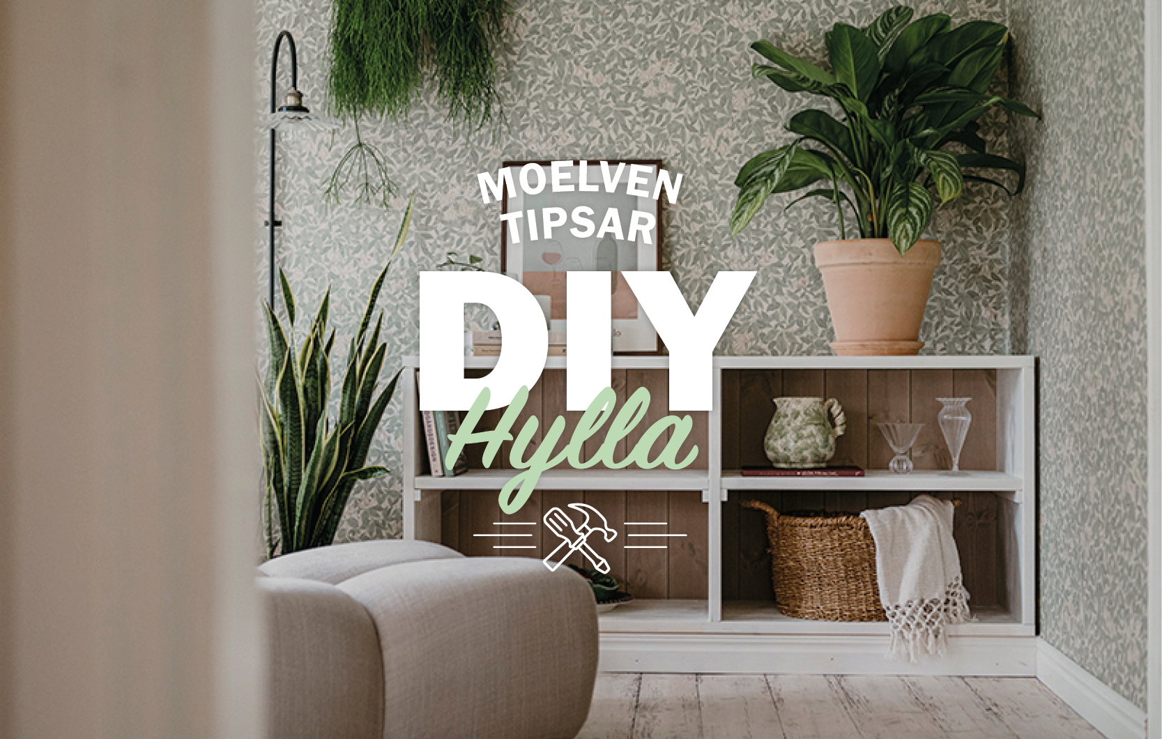 En hylla i trä och mycket dekorationer, samt texten Moelven tipsar DIY Hylla