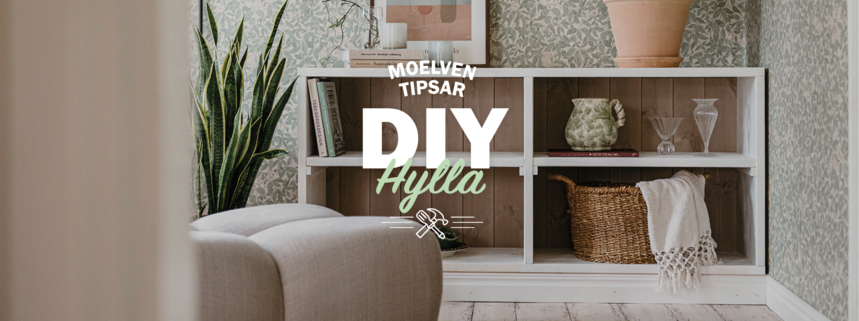 En hylla i trä och mycket dekorationer, samt texten Moelven tipsar DIY Hylla