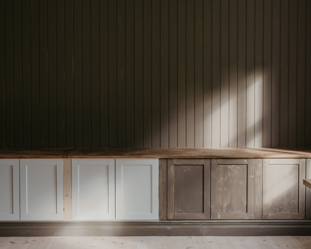 en påbörjad platsbyggd hylla, som har målats till hälften i brun färg