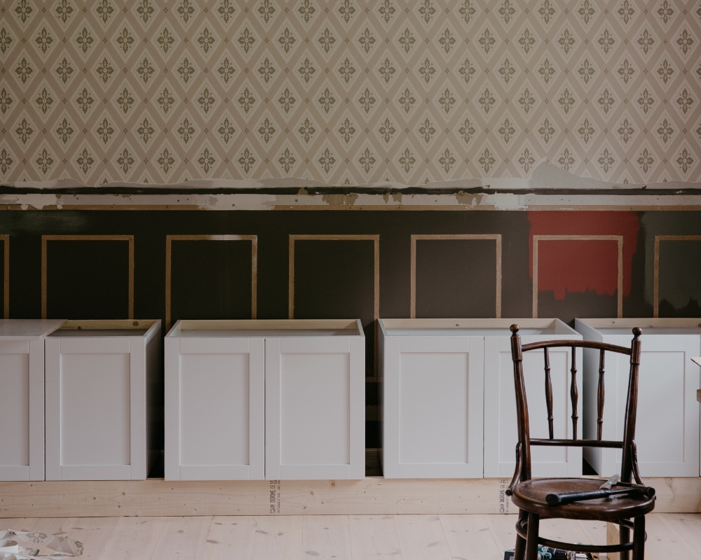 platsbyggd hylla under konstruktion