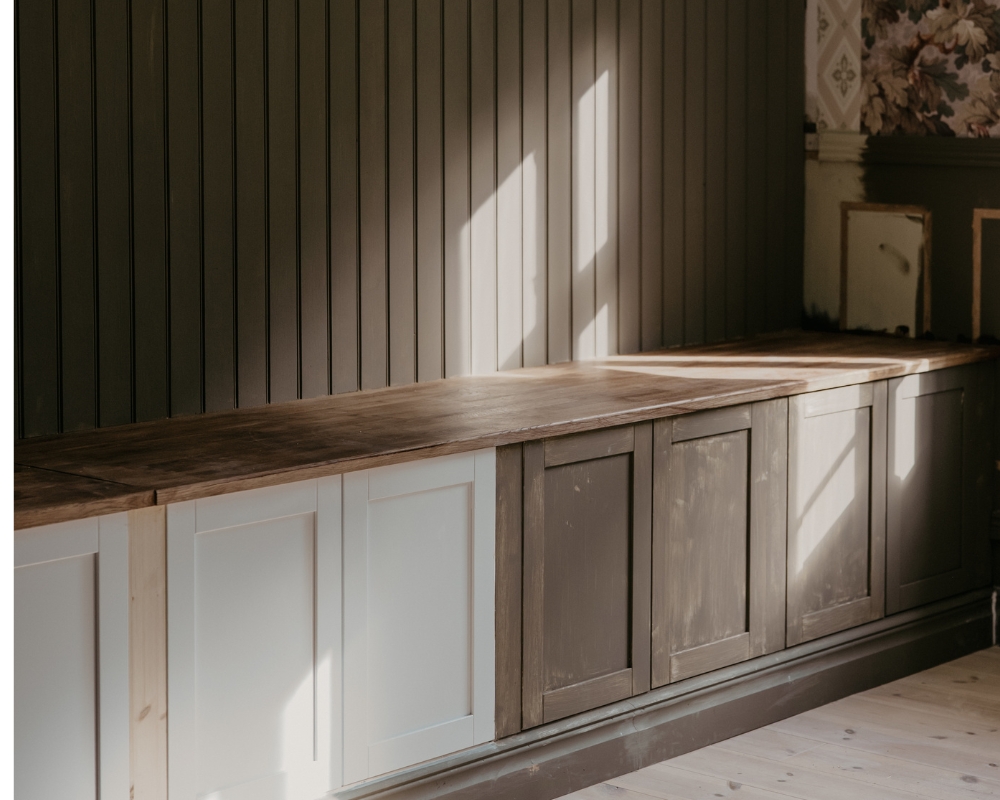 en platsbyggd hylla som har en påbörjad målning med brun färg