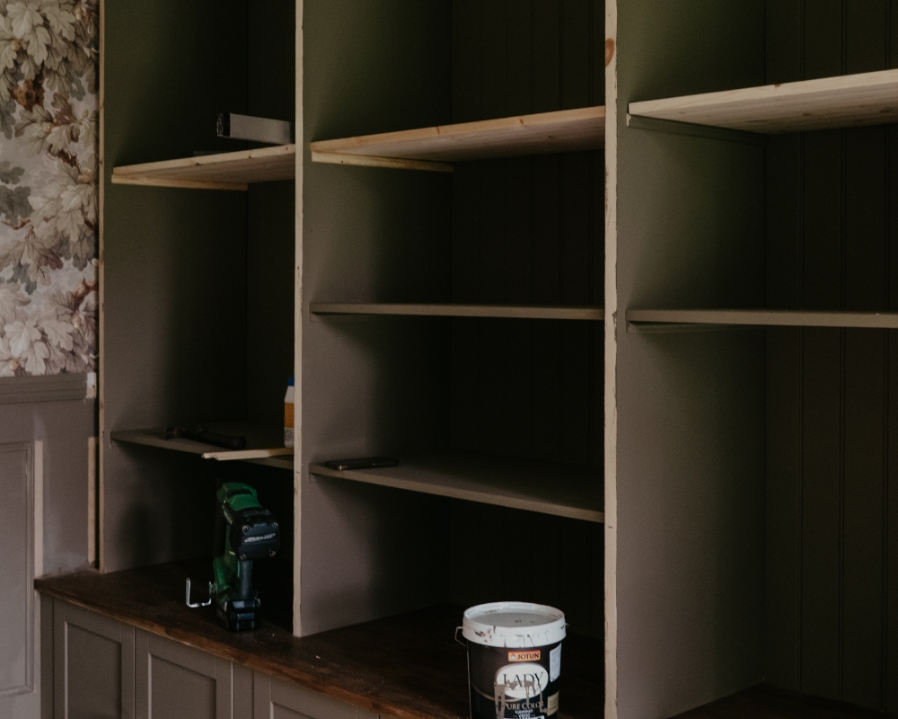 platsbyggd hylla under konstruktion, hyllplan