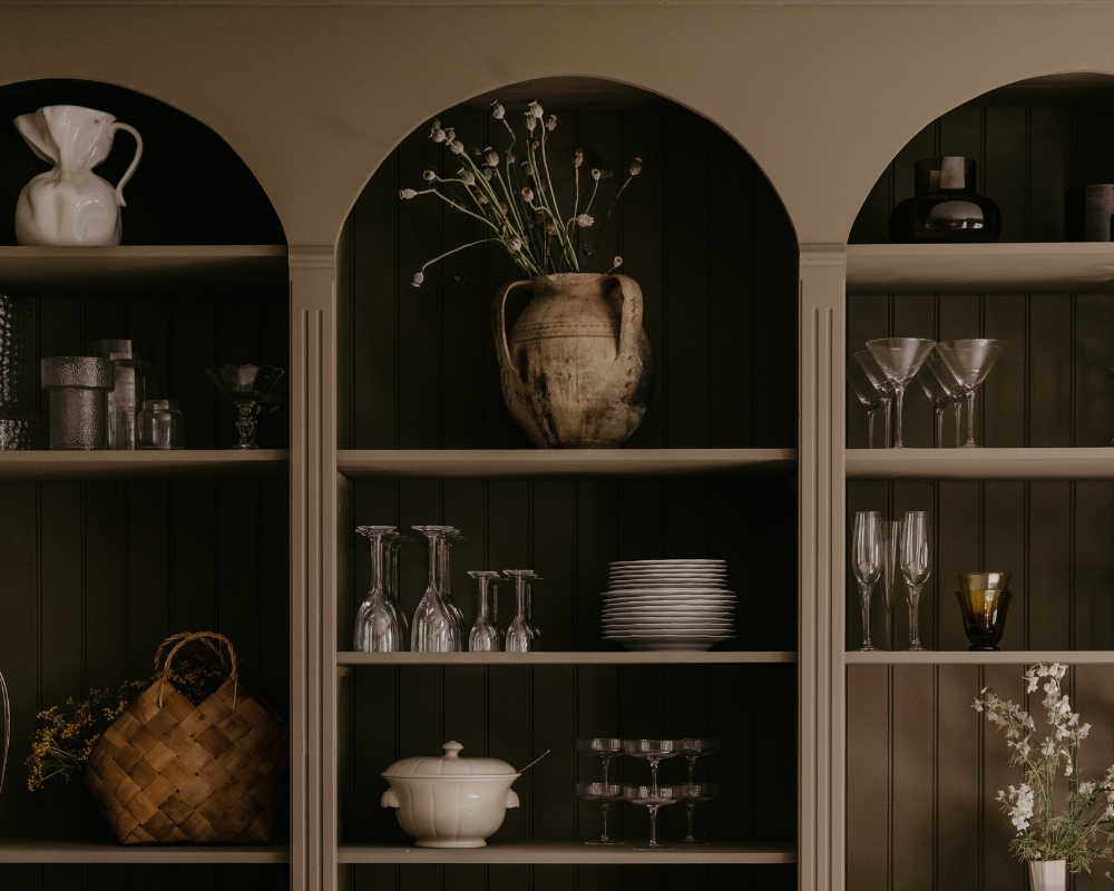 platsbyggd hylla med dekorationer