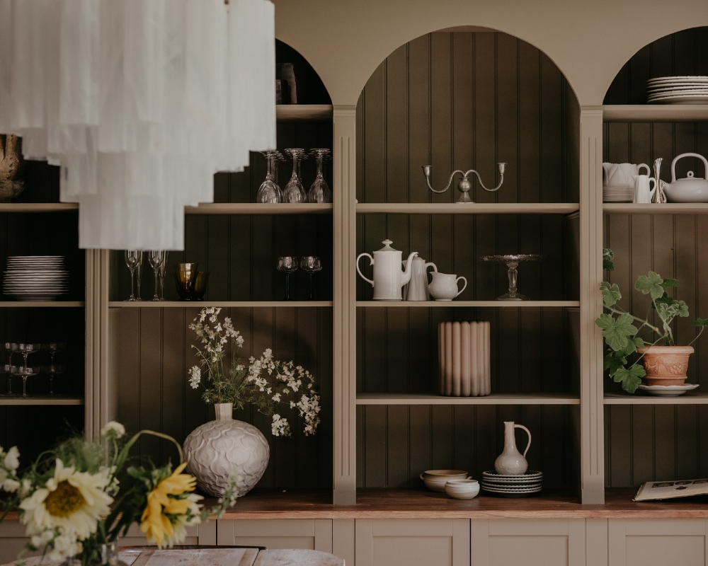 en platsbyggd bokhylla med dekorationer