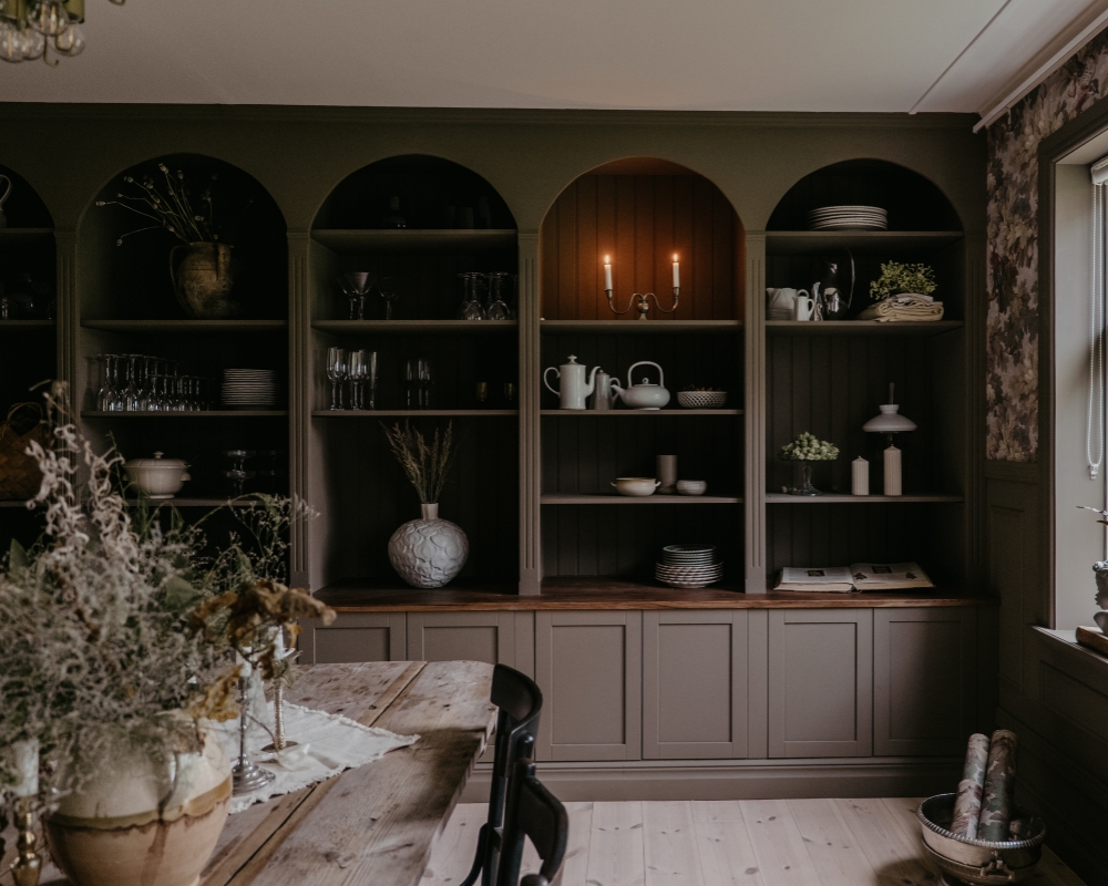 platsbyggd hylla med dekorationer