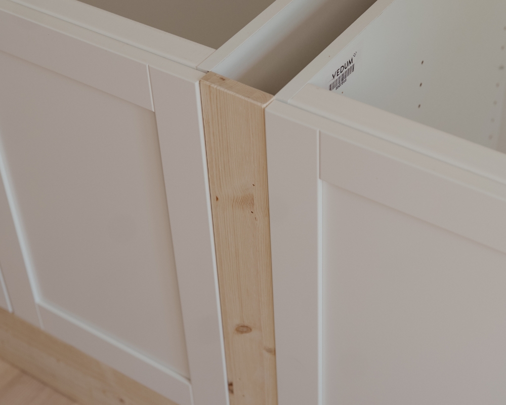 Inzoomad del av en platsbyggd hylla. I bilden syns lådor och reglar