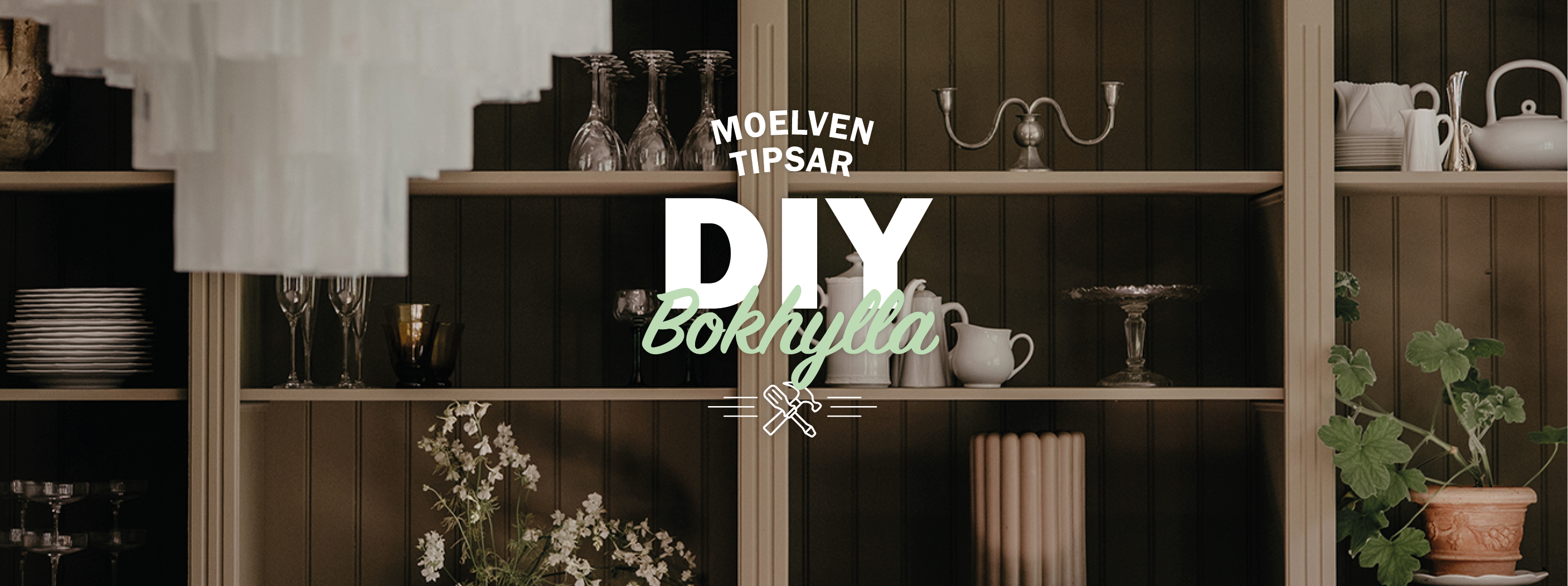 En platsbyggd bokhylla med dekorationer som glas, växter, ljusstake, taklampa. Samt texten moelven tipsar DIY Bokhylla