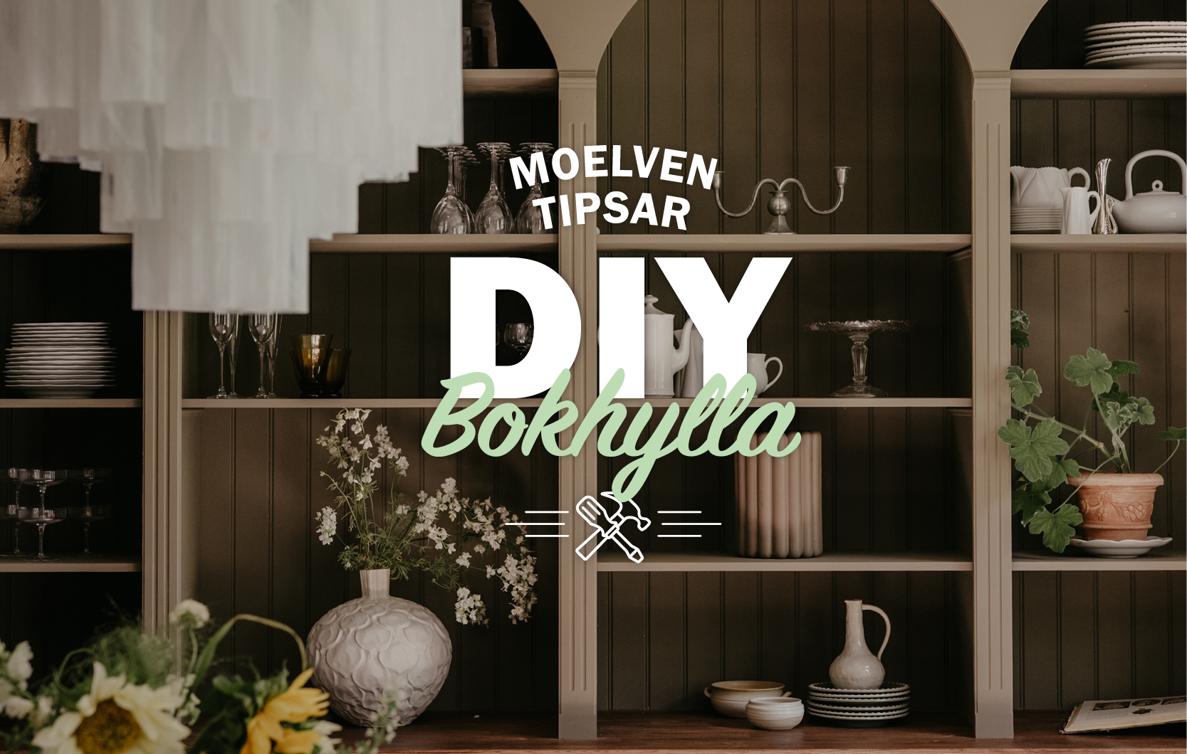 En platsbyggd bokhylla med dekorationer som glas, växter, ljusstake, taklampa. Samt texten moelven tipsar DIY Bokhylla