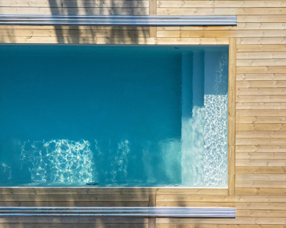 En pool med trätrall runt