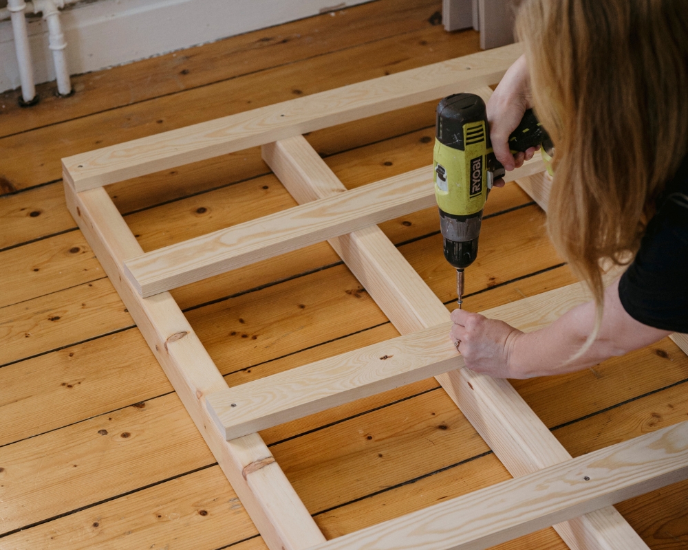 Reglar monteras ihop till en sänggavel