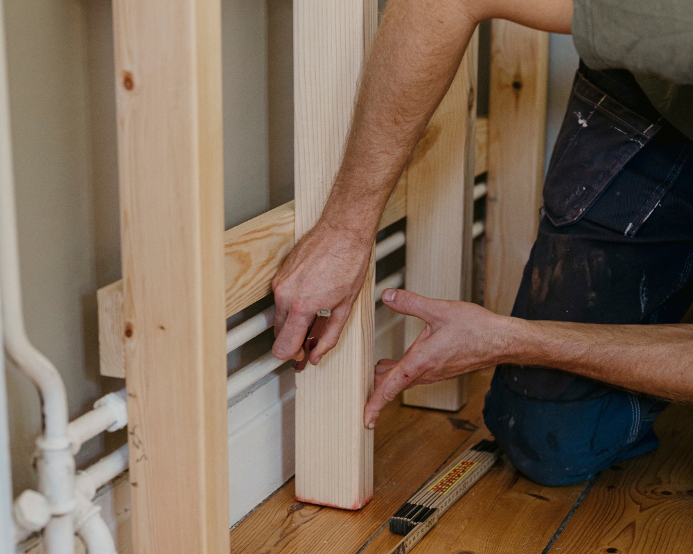 En man ritar streck på reglar