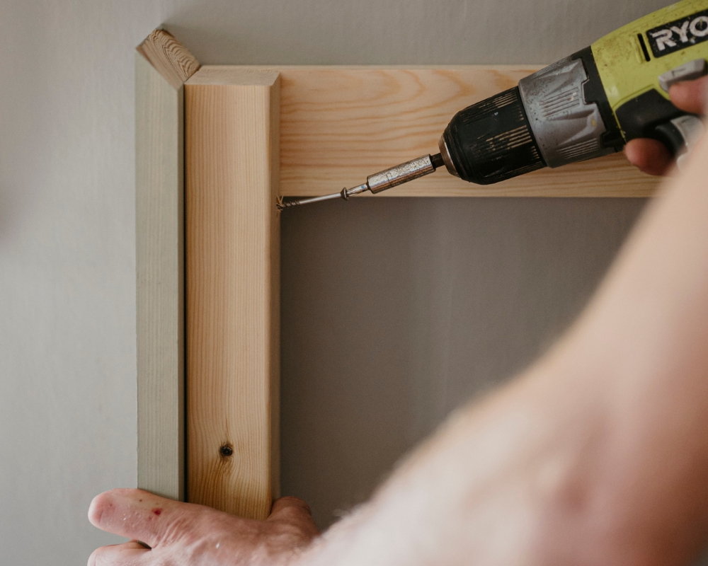 skruvas fast en ram av reglar mot en stomme