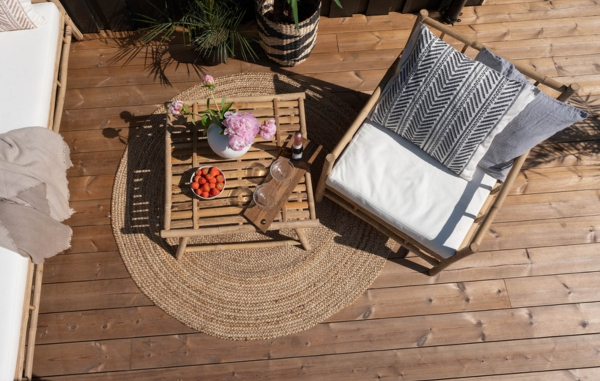 En altan med trall, samt utemöbler