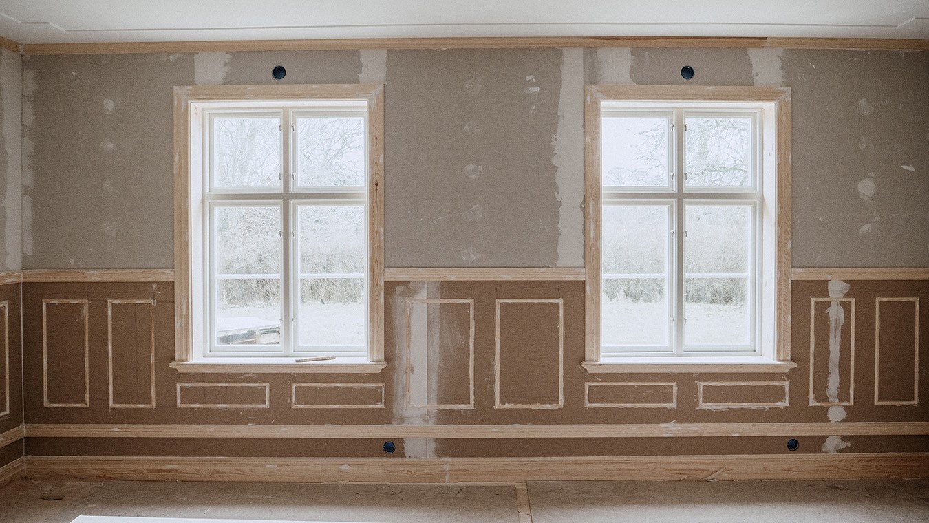 En bröstpanel med speglar av lister, under skapande