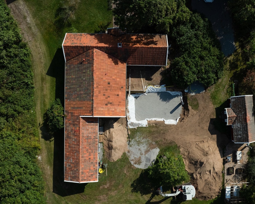 Ett hus och tomt ovanifrån