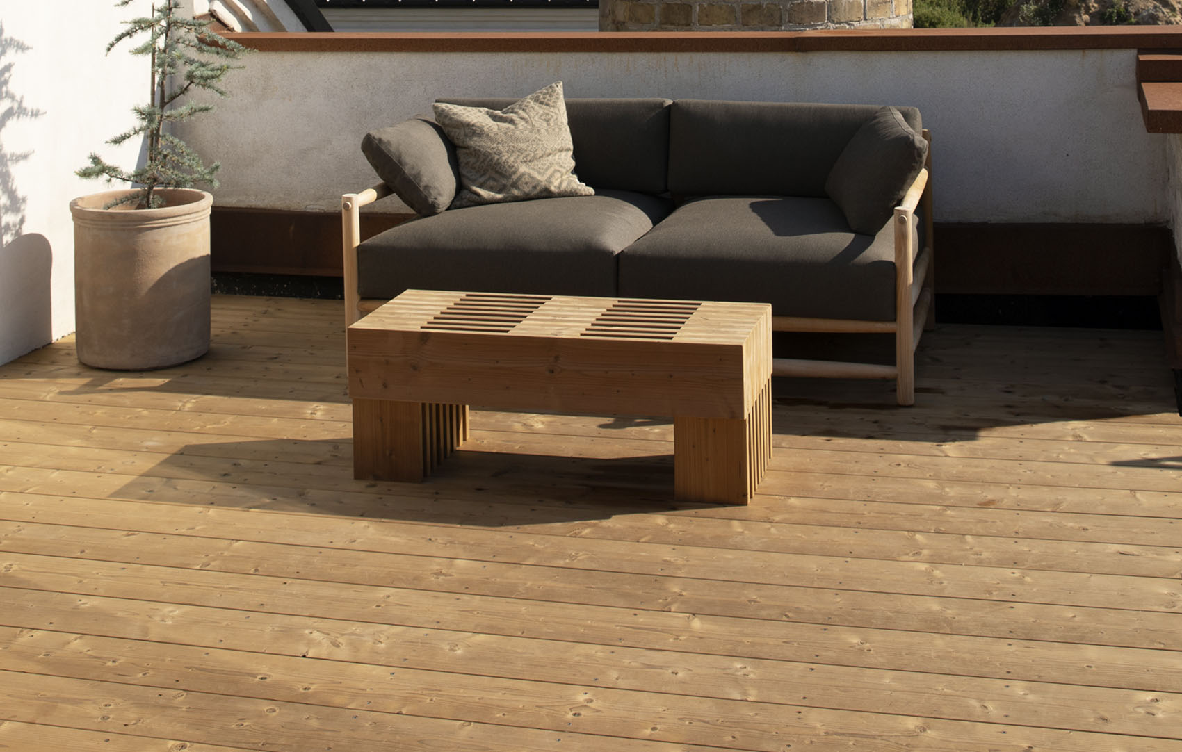 Utemöbler på en trall av TermoGran