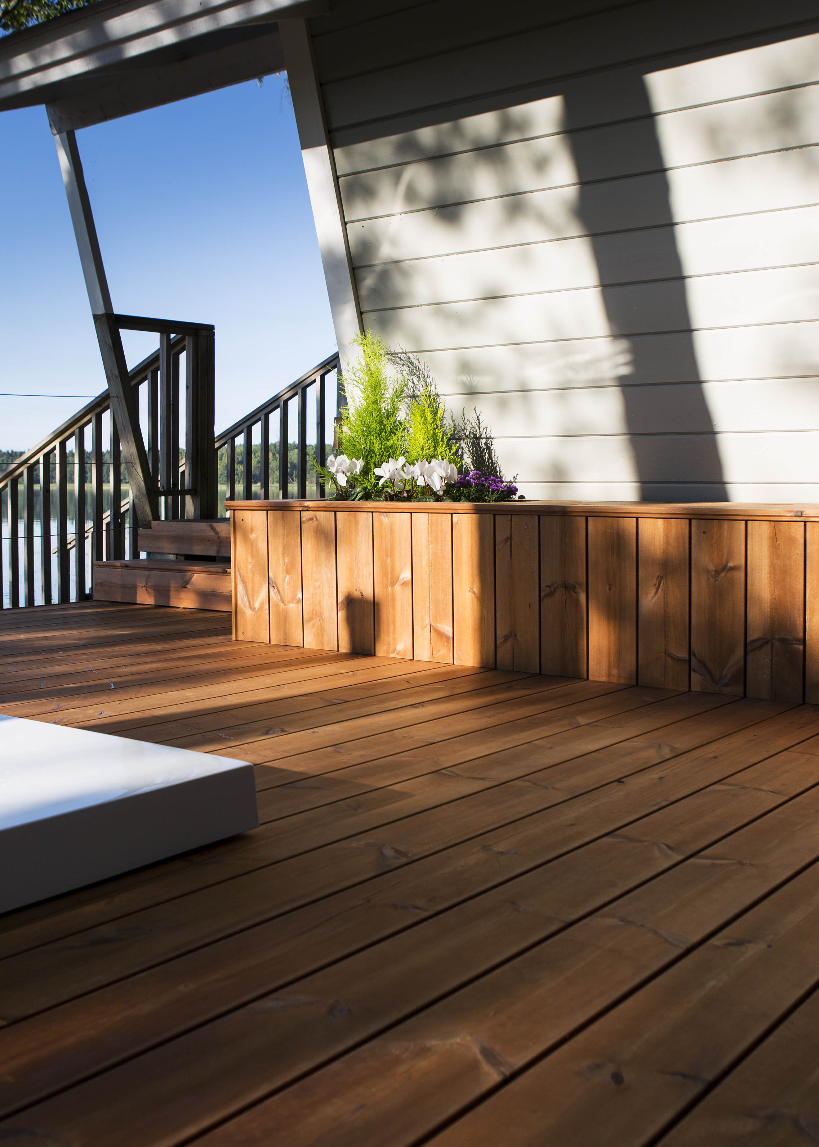 Blomlåda och trall i ThermoWood