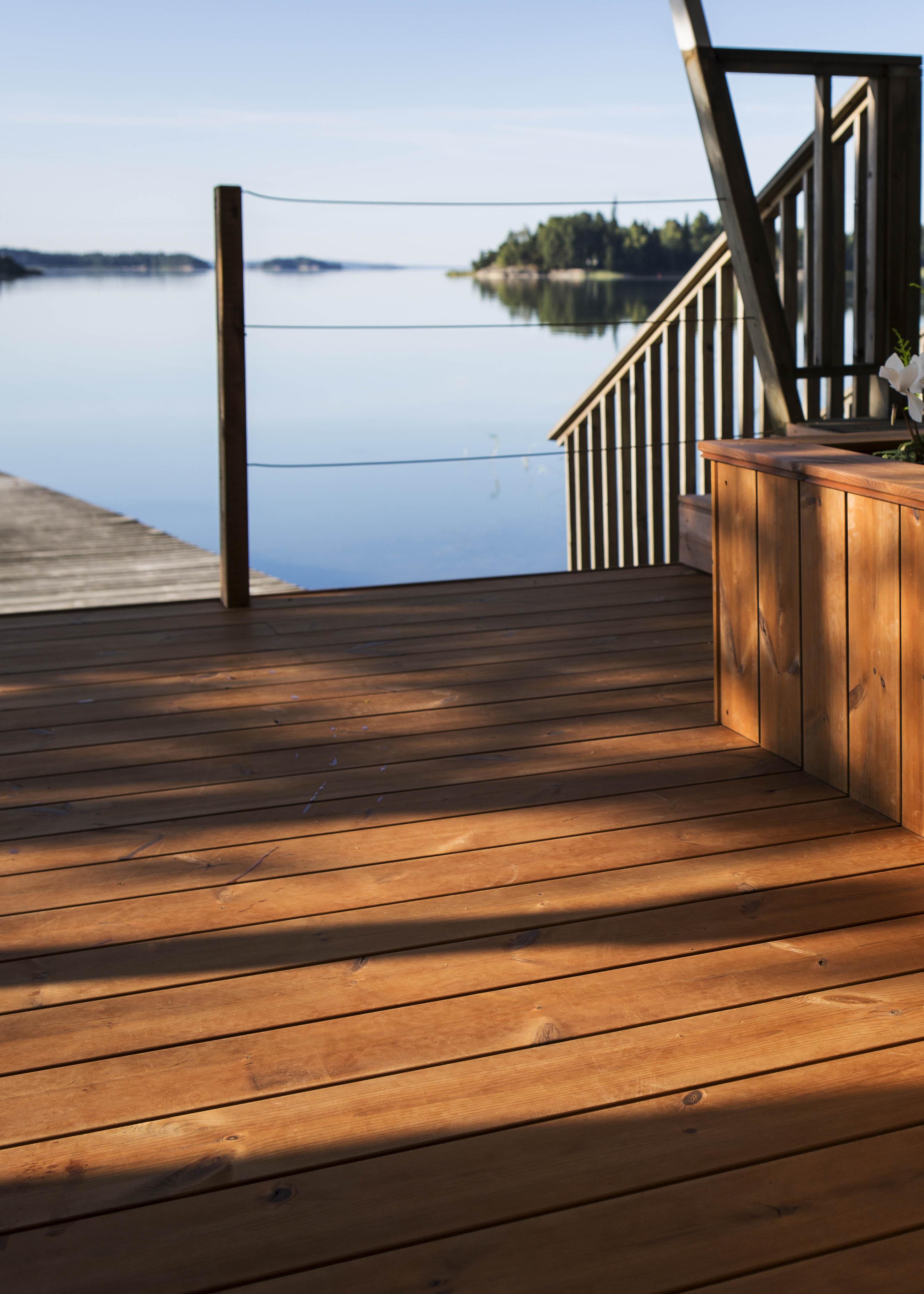 ThermoWood altan med utsikt över en sjö