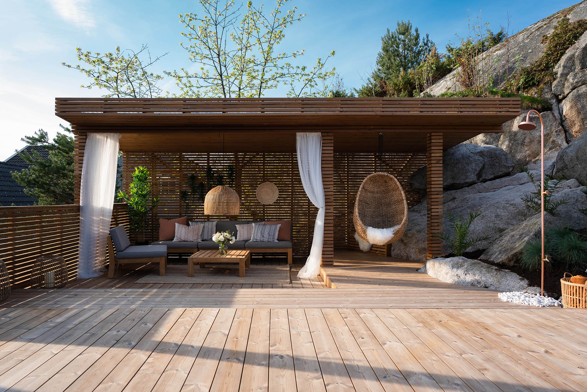 Pergola med bambumöbler