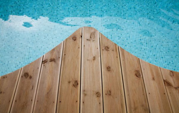 Mjukt formad trall som möter en turkos pool