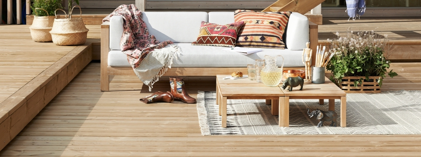 Utemöbler på trall av tryckimpregnerad furu