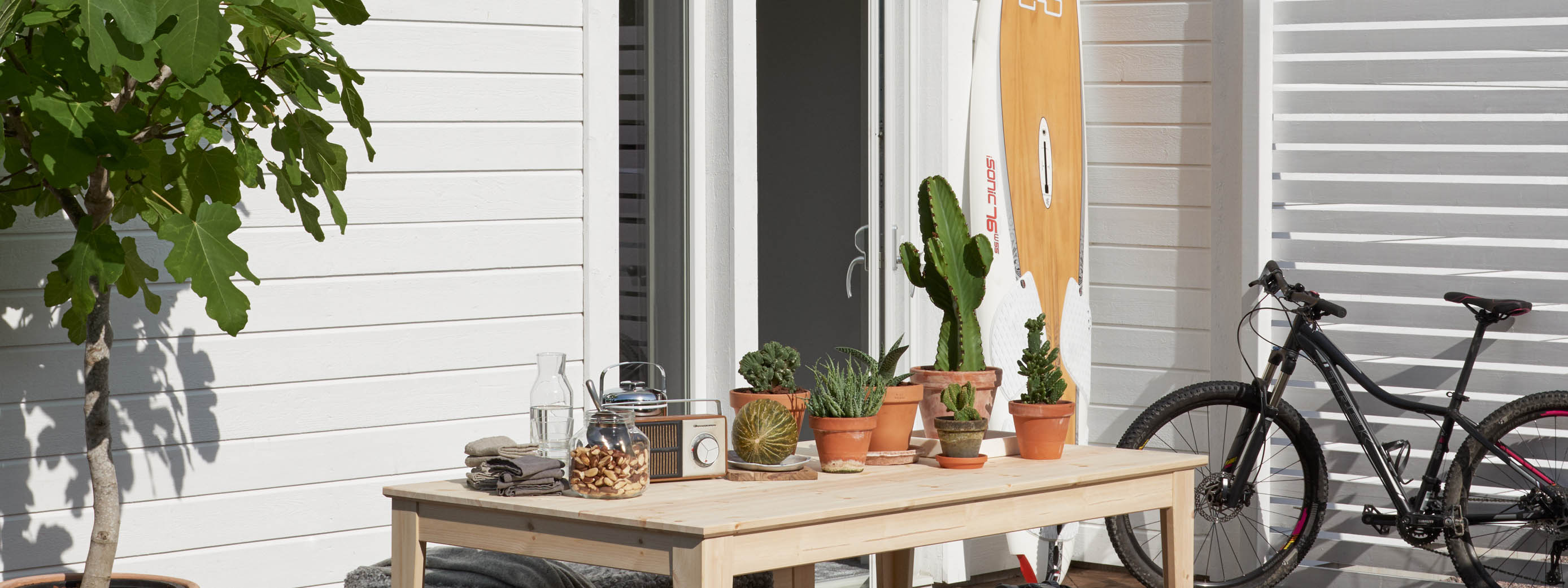 Vitmålad ytterpanel på ett hus
