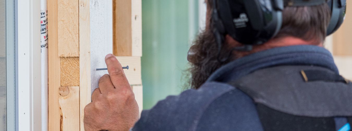 En snickare montrar ytterpanel
