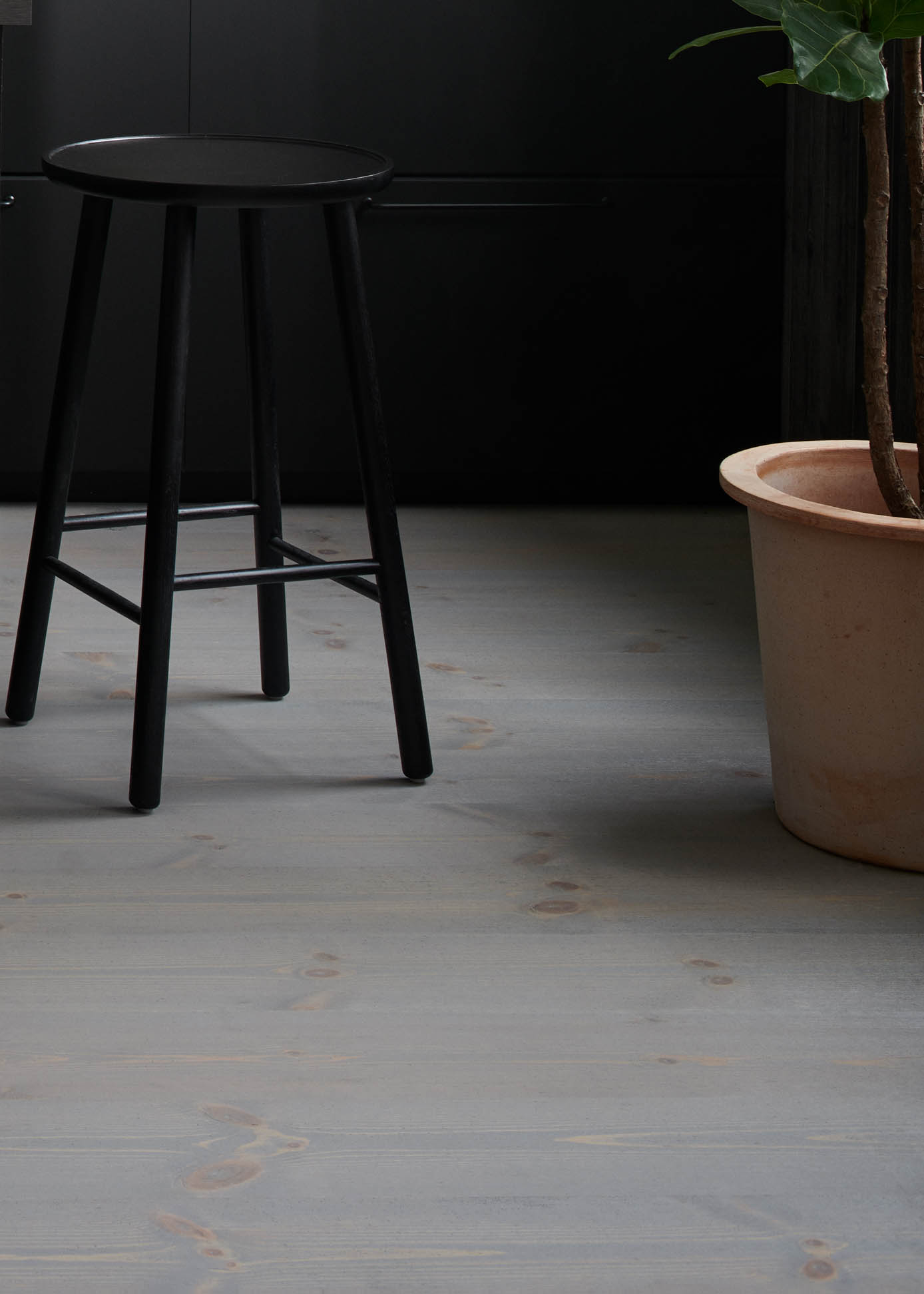 Grått trägolv Anderna Furu i kök