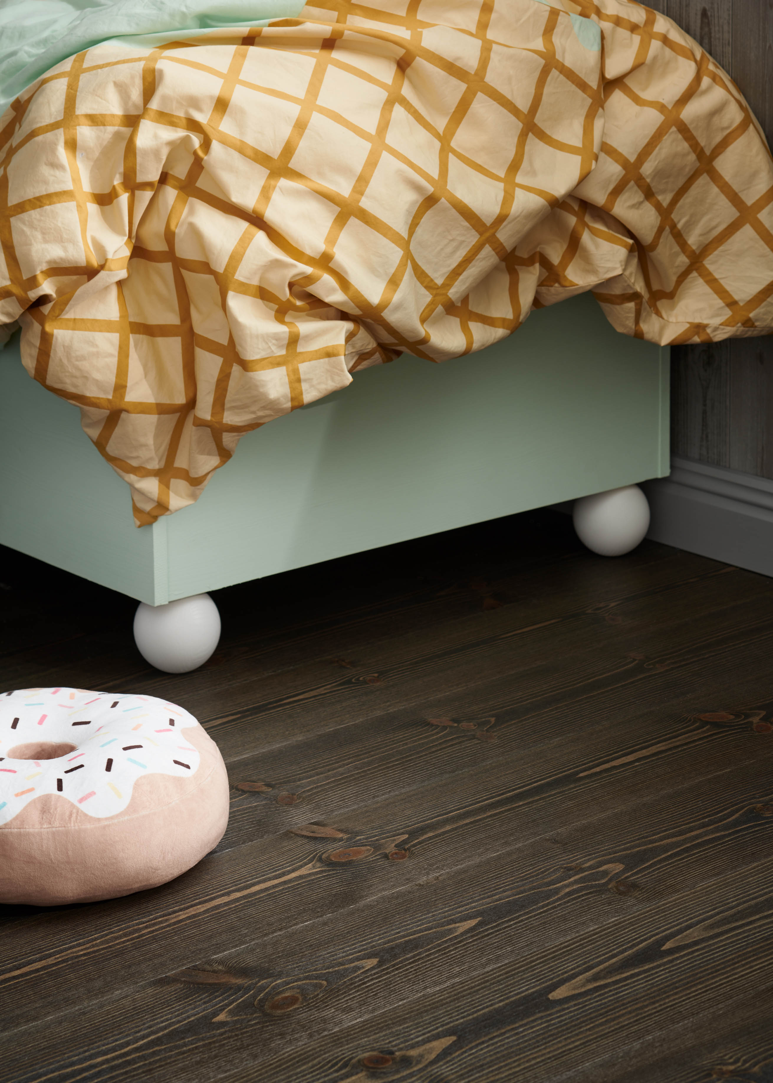 Mörkt furugolv Etna i sovrum med grön säng