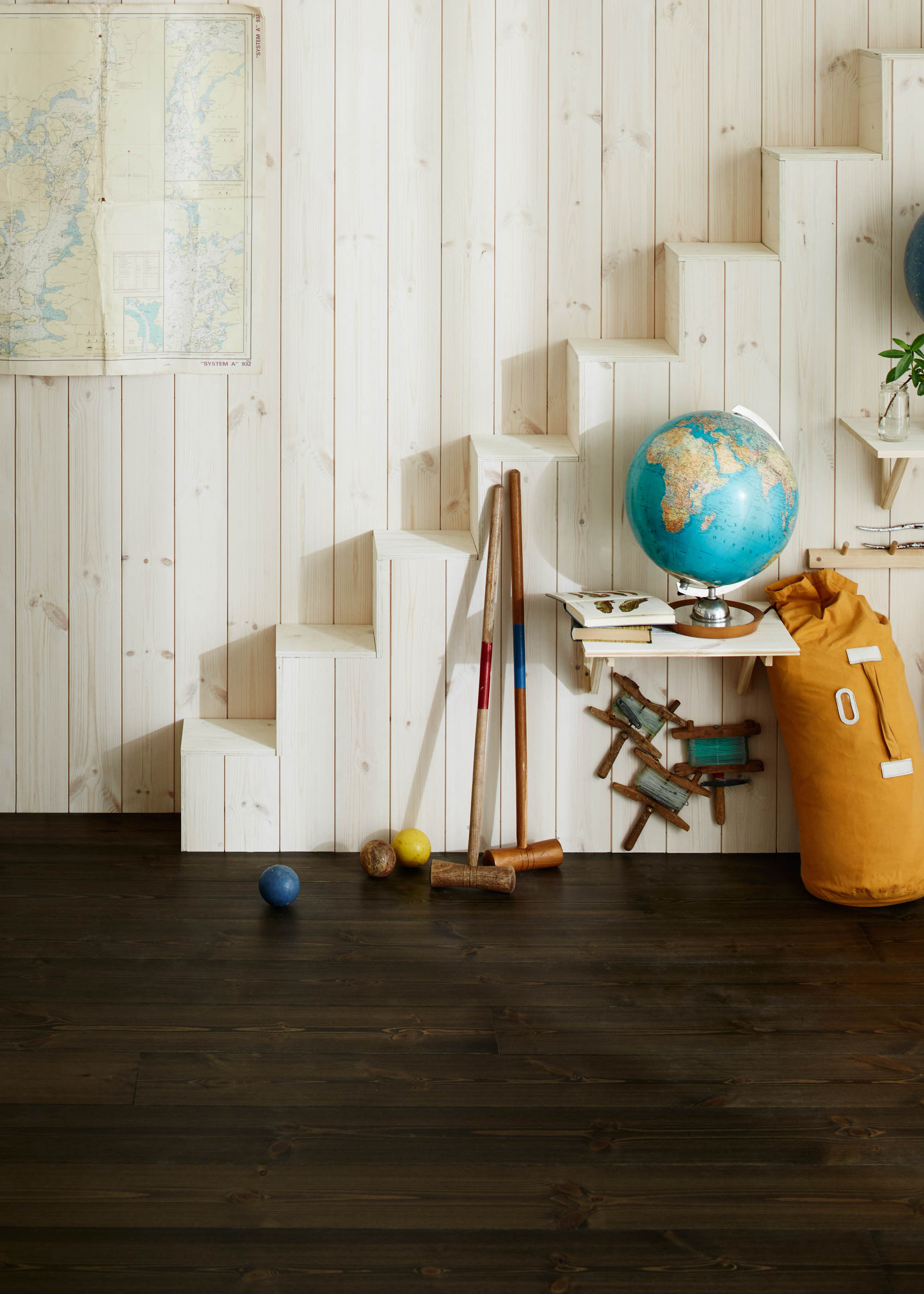 Mörkt trägolv Etna Furu mot ljus träpanel