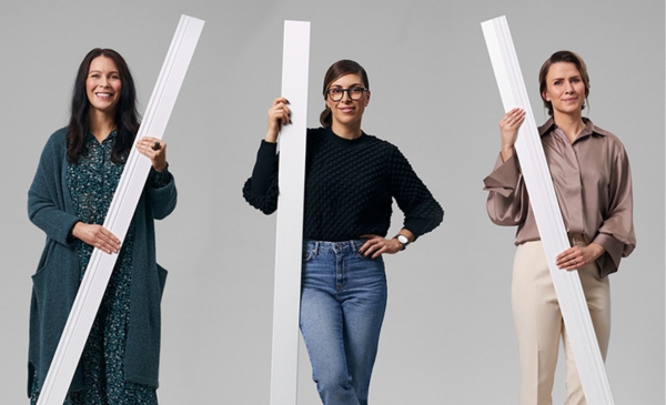 Tre kvinnor håller i varsin vit list