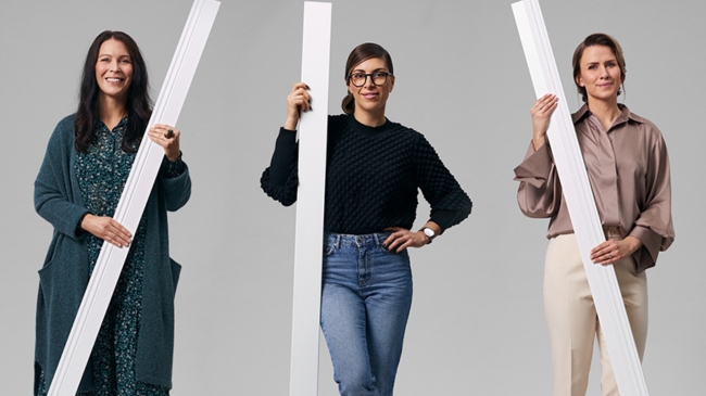 Tre kvinnor står och håller varsin vit list