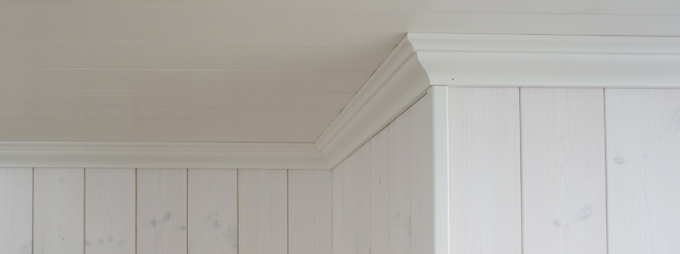 Vit taklist och vit träpanel