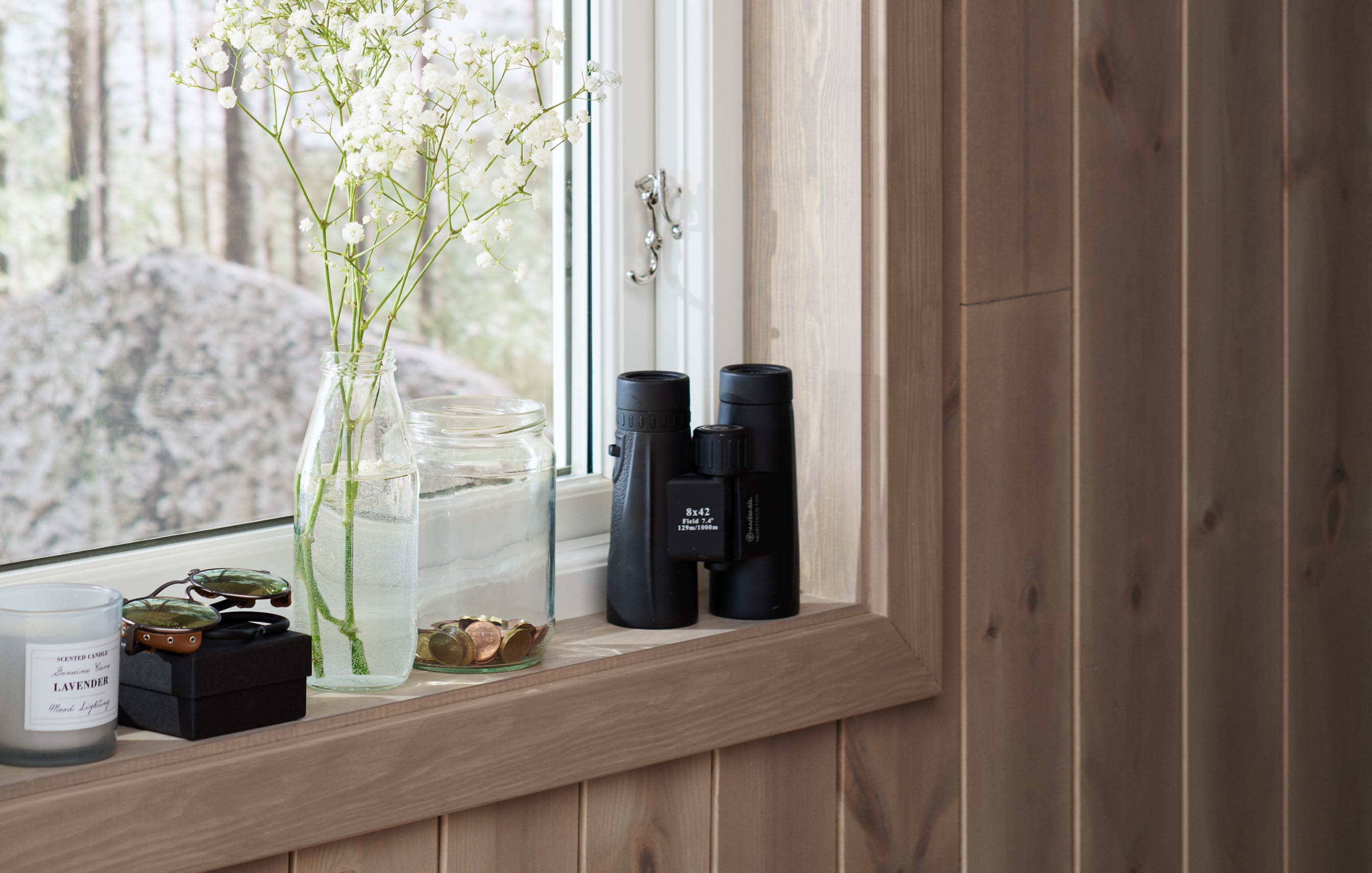 Träpanel och ett fönster med kikare och andra dekorationer