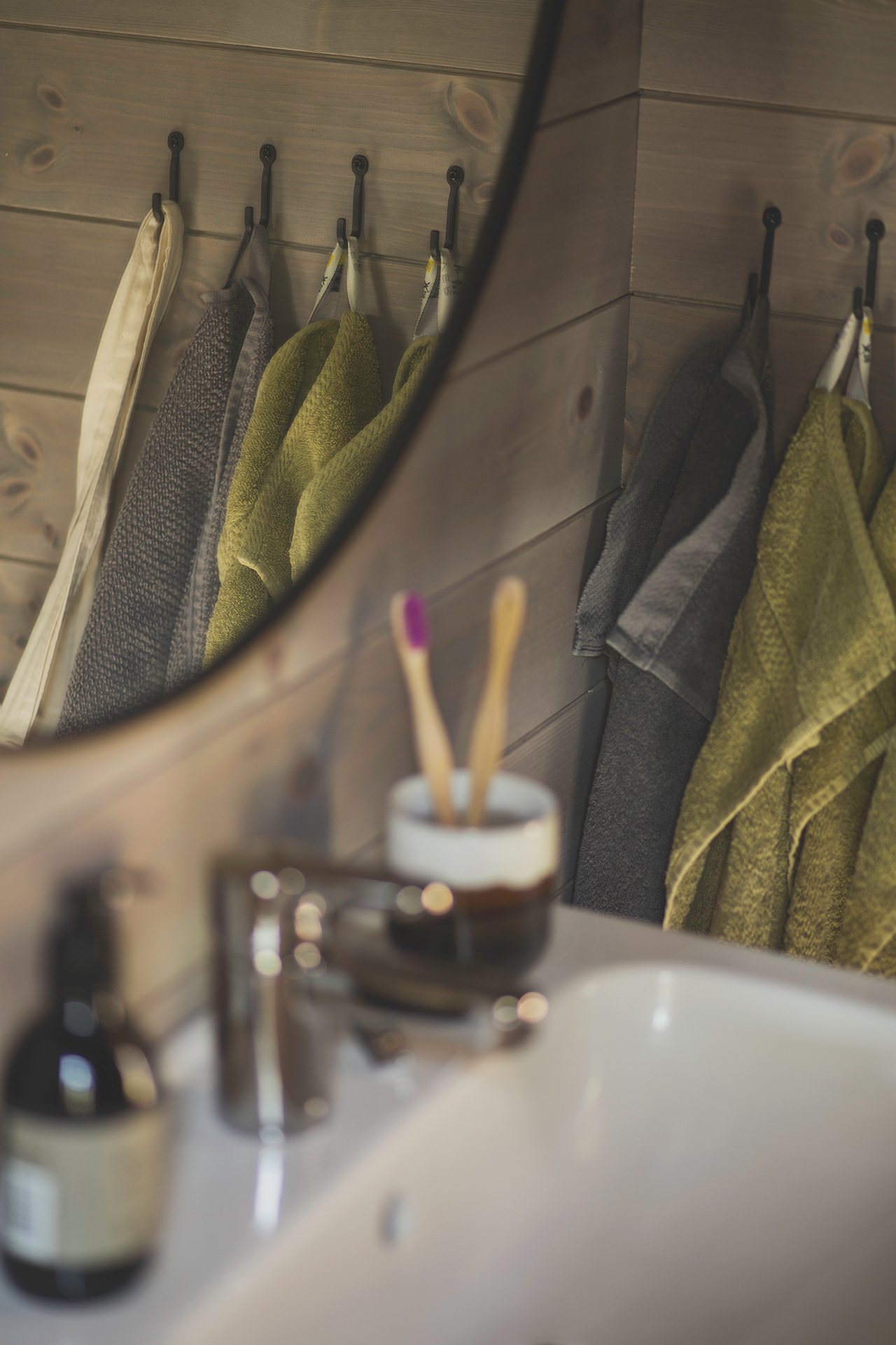 Skapa en naturlig känsla i badrummet med Stilla Gärdsgårdsgrå.