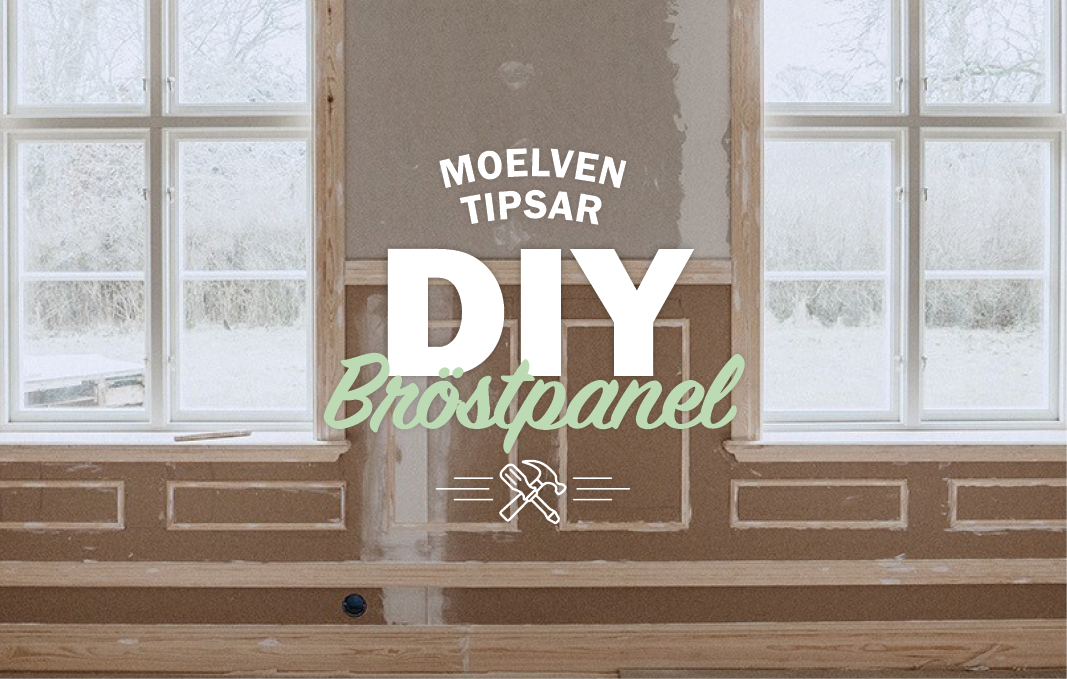 Dörröppning till ett vardagsrum, väggarna består av en grön bröstpanel med speglar, samt en tapet med mönster