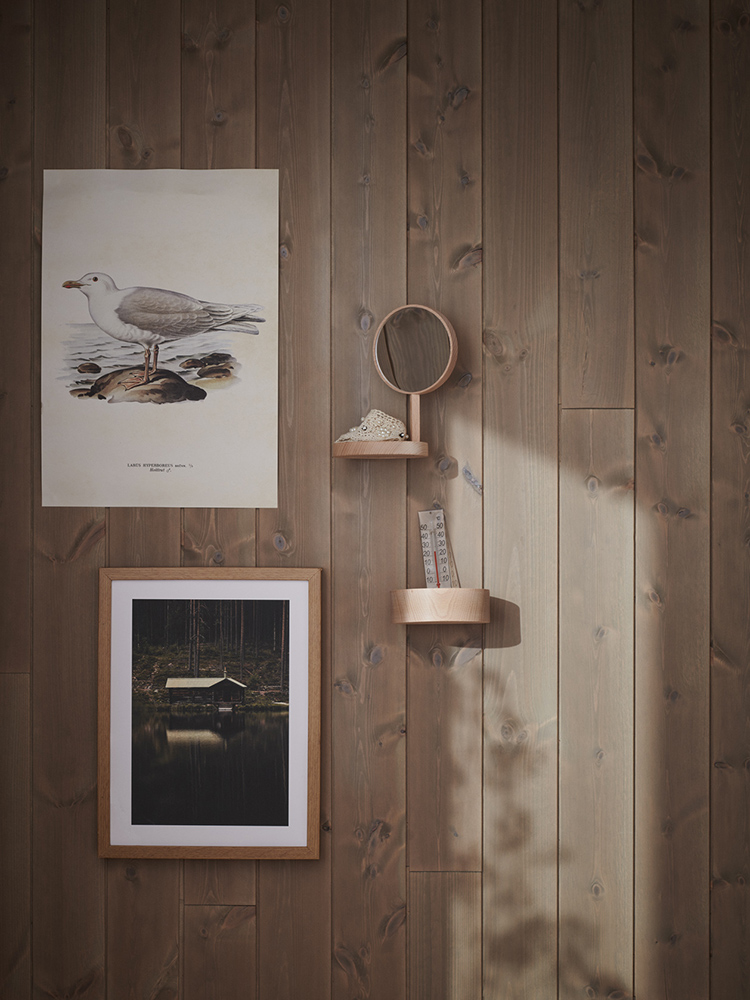 Träpanelen Stilla Sandbeige sitter på väggarna i ett sovrum.