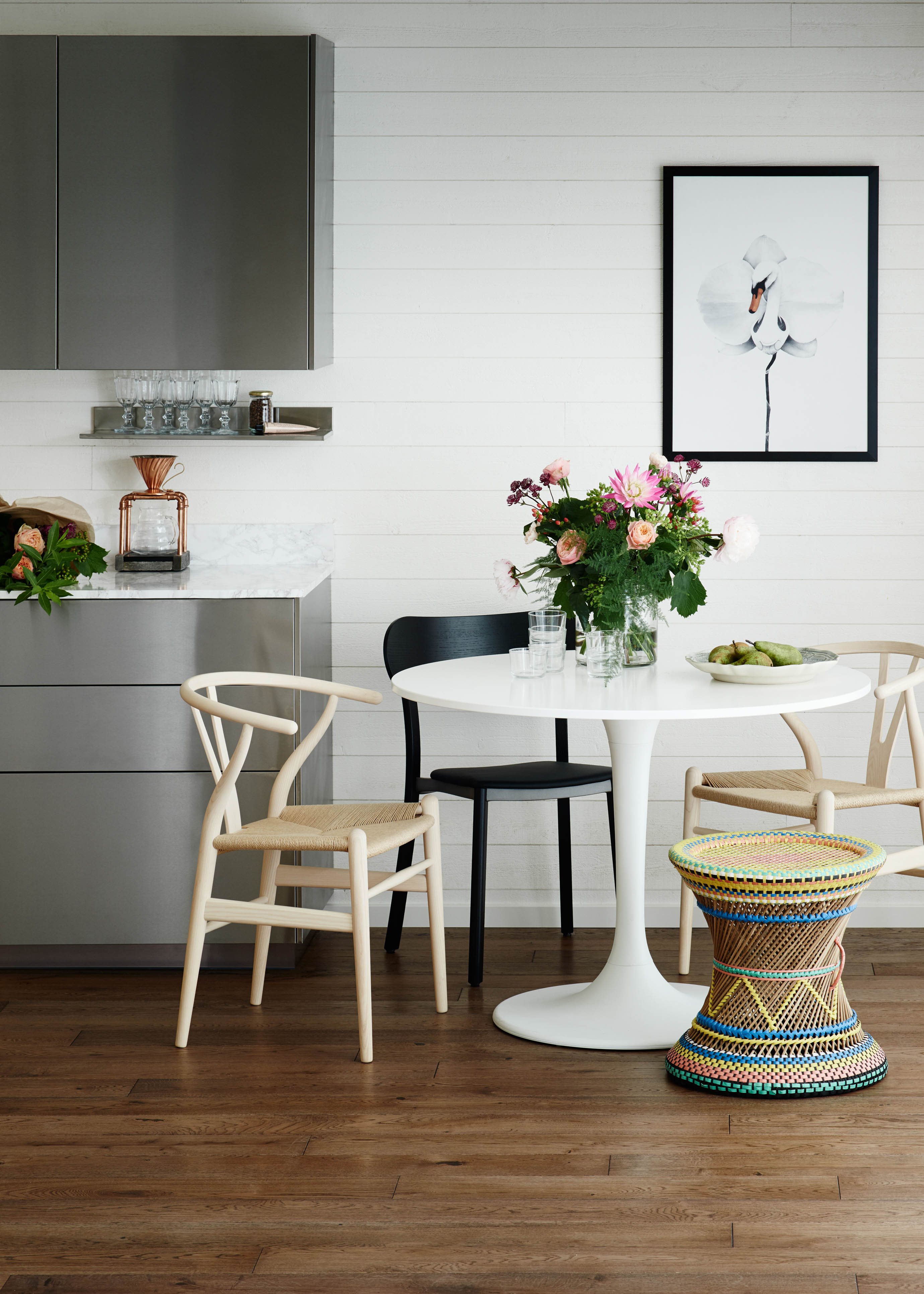 Träpanel Rough Vit i kök med blommor på köksbordet