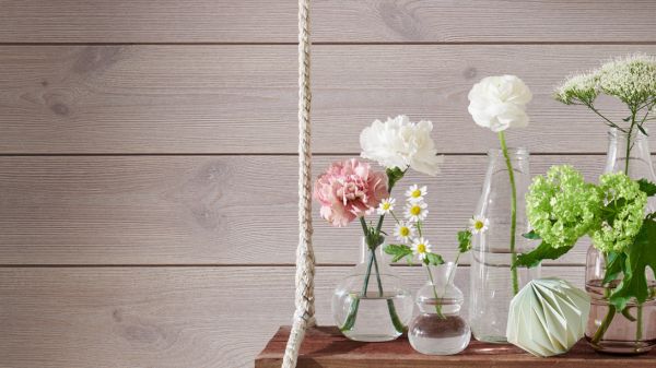 Liggande träpanel Livlig Grå och en hängande hylla med blomvaser